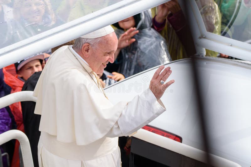 Hans helighet Pope Francis som vinkar till folkmassan på påvemobilen arkivfoton Hans helighet Pope Francis som vinkar till folkmassan på påvemobilen arkivfoton