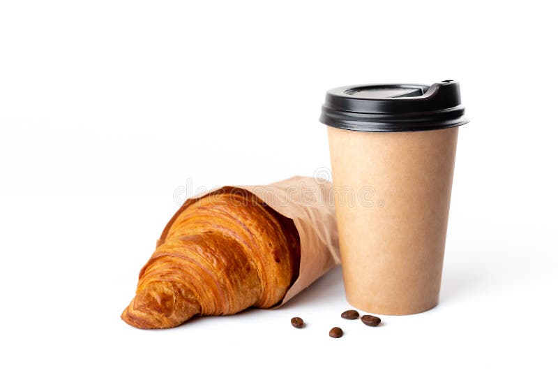 Hantverkkaffekopp med gifflet på vit bakgrund arkivfoto Hantverkkaffekopp med gifflet på vit bakgrund arkivfoto