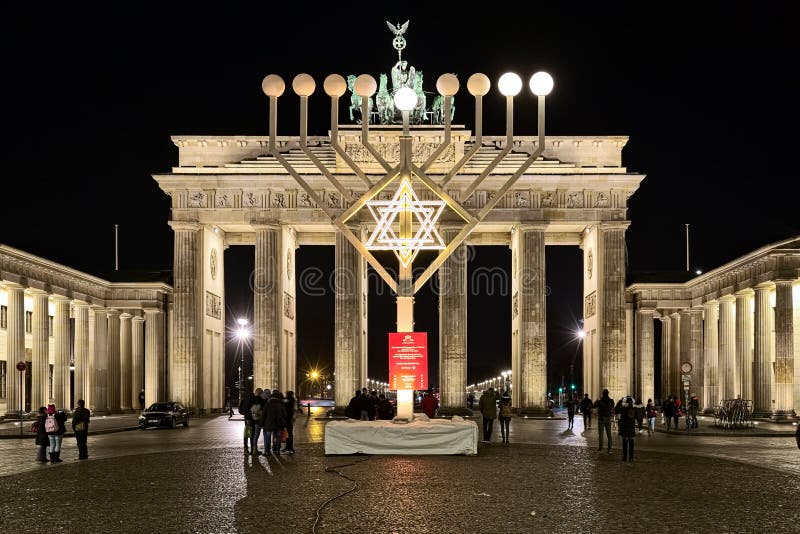 Hanukkah Menorah Devant La Porte De Brandebourg à Berlin, Allemagne Image  éditorial - Image du hanuka, fléau: 157403055