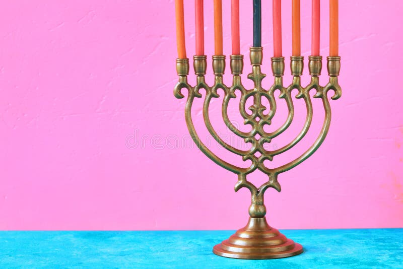 Hanukkah menorah z świeczkami na różowym tle horyzontalnym fotografia stock Hanukkah menorah z świeczkami na różowym tle horyzontalnym fotografia stock
