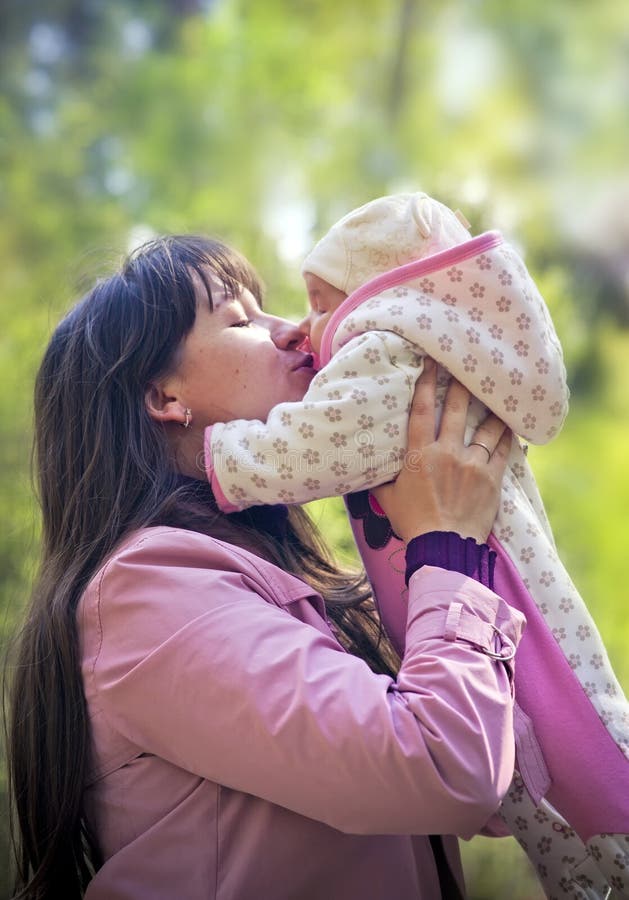 All'aperto ritratto di madre felice con la figlia.