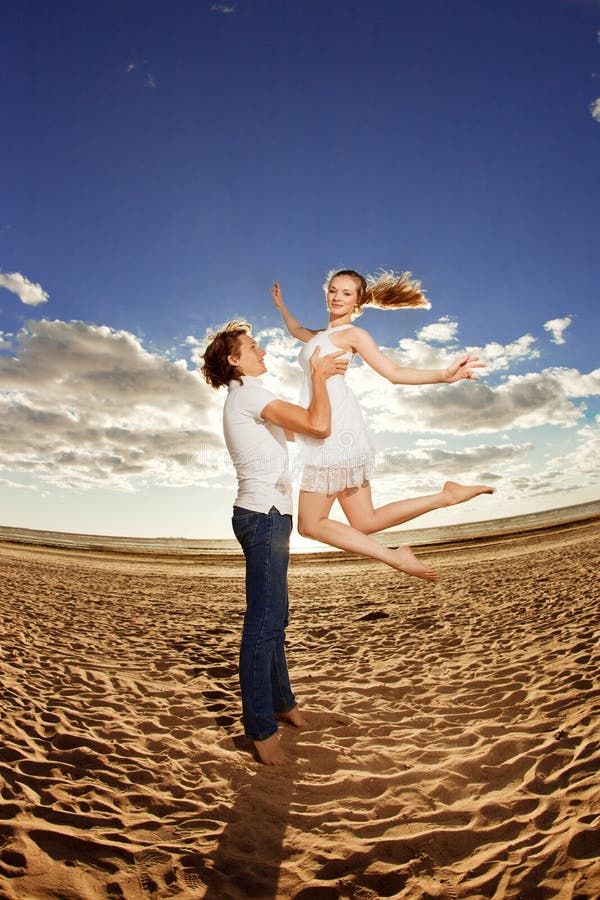 https://thumbs.dreamstime.com/b/happiness-man-holding-woman-beach-couples-love-young-men-women-sea-romantic-date-43121033.jpg