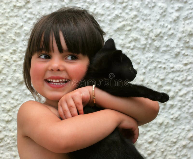 Pequeno a posesión todo negro gatito en su espalda.