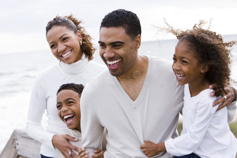 Šťastný Afro-Americkej rodiny s dvoma deťmi na pláži.