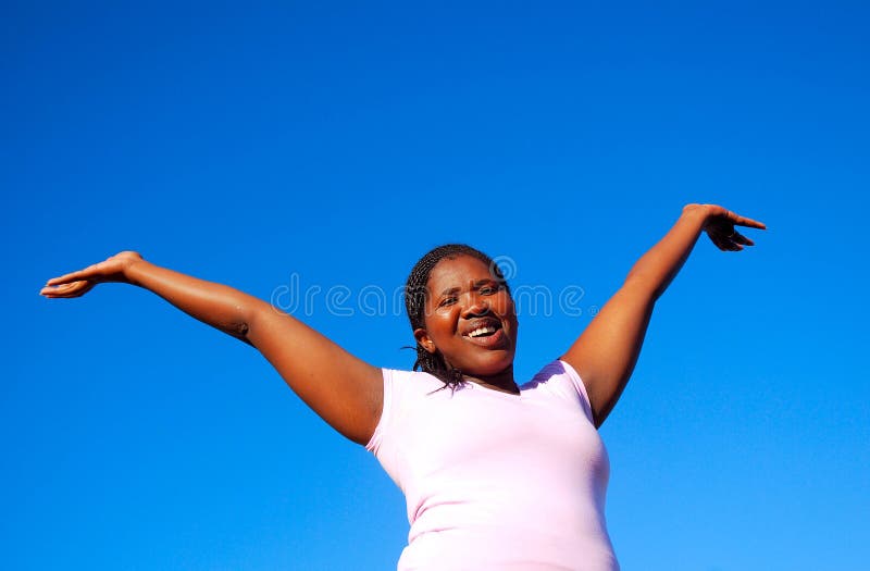 Externo retrato hermoso Americano una mujer feliz expresión creciente arriba su espalda en el aire antes cielo azul.