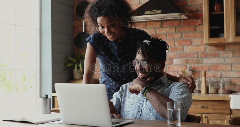 Happy african couple vérifier email lire les nouvelles fantastiques célébrer le succès