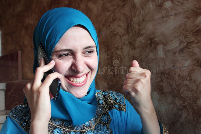 Vun Arabesch egypteschen Moslem Fra Gefill Glécklech während Schwätzen mobil telefon.