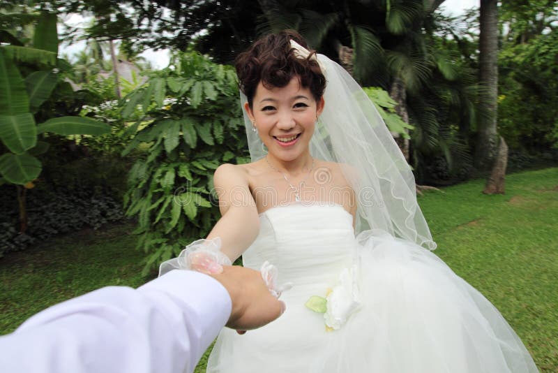 https://thumbs.dreamstime.com/b/happy-asian-bride-14256334.jpg