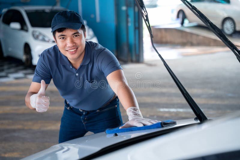 Hand Mit Grünen Mikrofasertuch Autoinnenreinigung. Lizenzfreie Fotos,  Bilder und Stock Fotografie. Image 85359188.