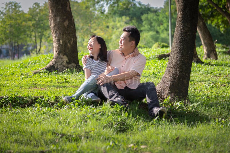 Happy asianischer erwachsener Mann und niedliches Kind Mädchen mit Liebe, Umarmungen und Lächeln in der Sommernatur, Vater und kl stockfotografie