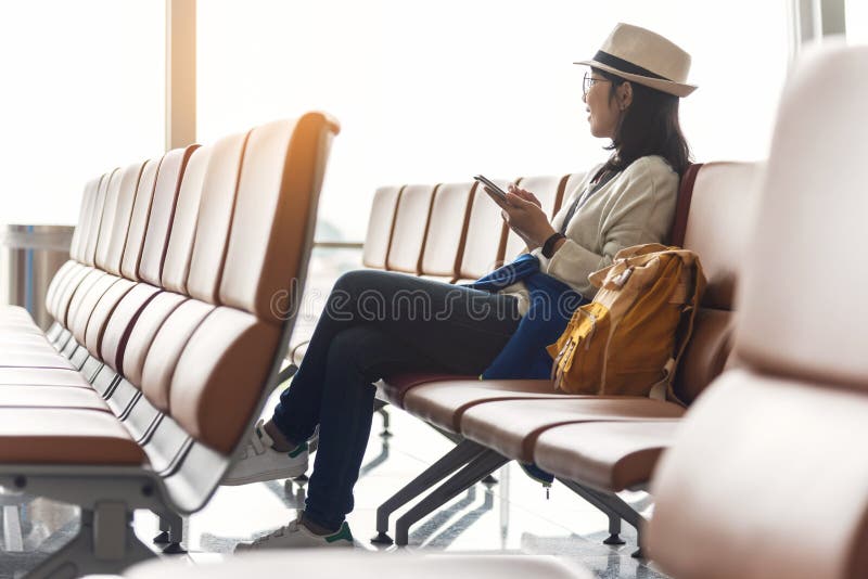 Happy asiatische Reisende genießen mit Smartphone stockbild