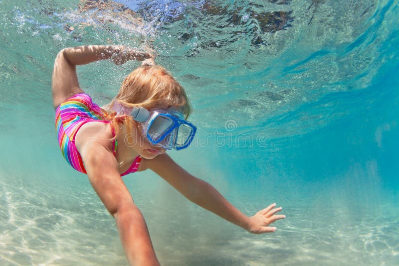 Happy baby girl dive underwater in sea pool royalty free stock photography Happy baby girl dive underwater in sea pool royalty free stock photography