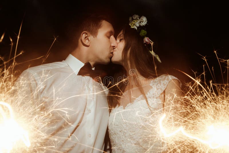 Happy beautiful bride and elegant stylish groom holding firework royalty free stock photos Happy beautiful bride and elegant stylish groom holding firework royalty free stock photos