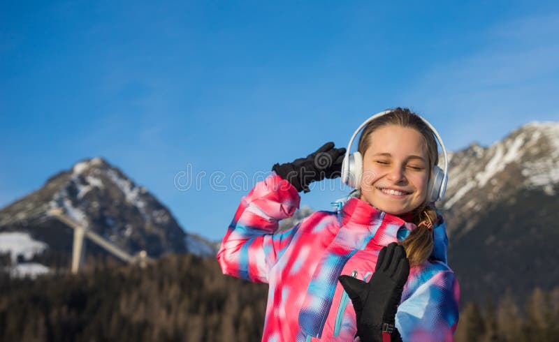 Happy krásna dievčina v slúchadlách