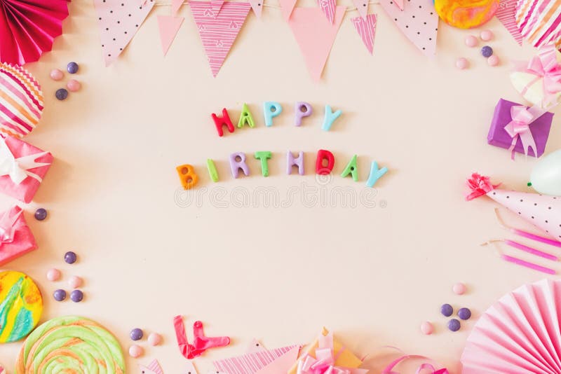 Bạn đang tìm kiếm một văn bản chúc mừng sinh nhật phù hợp với không gian tiệc màu sắc của bạn? Nền đám sinh nhật hồng sẽ làm cho không gian tiệc của bạn bừng sáng hơn bao giờ hết và mang lại cho người nhận lời chúc mừng sinh nhật của bạn một cảm giác đặc biệt.