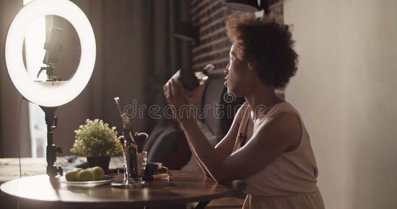 Happy black beauty blogger publicité produits cosmétiques clips vidéos