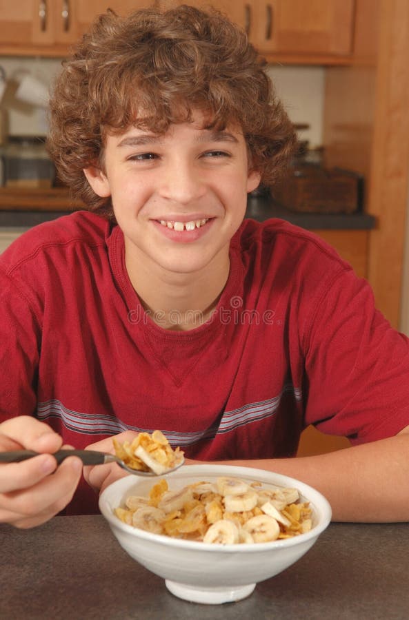 Carino giovane ragazzo il grande sorriso mangiare fiocchi banane.