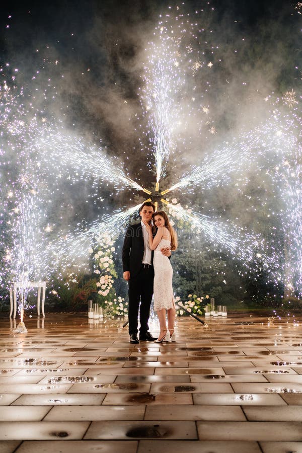 Bride and groom are standing in the hallway of the fountains of the fireworks