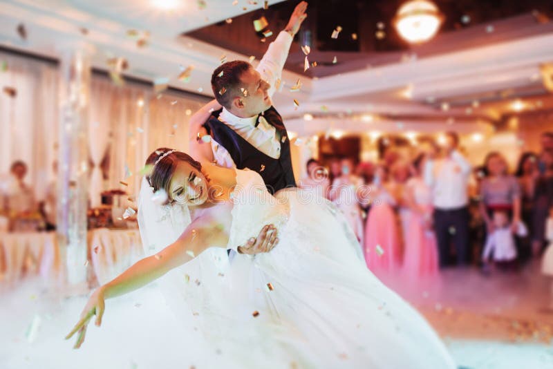 Feliz novia acicalar a ellos el primero bailar, boda en elegante un restaurante fabuloso la luz atmósfera.