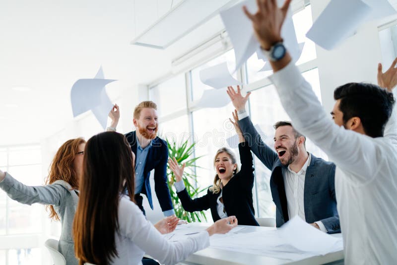 Contento il negozio festeggia successo sul azienda.