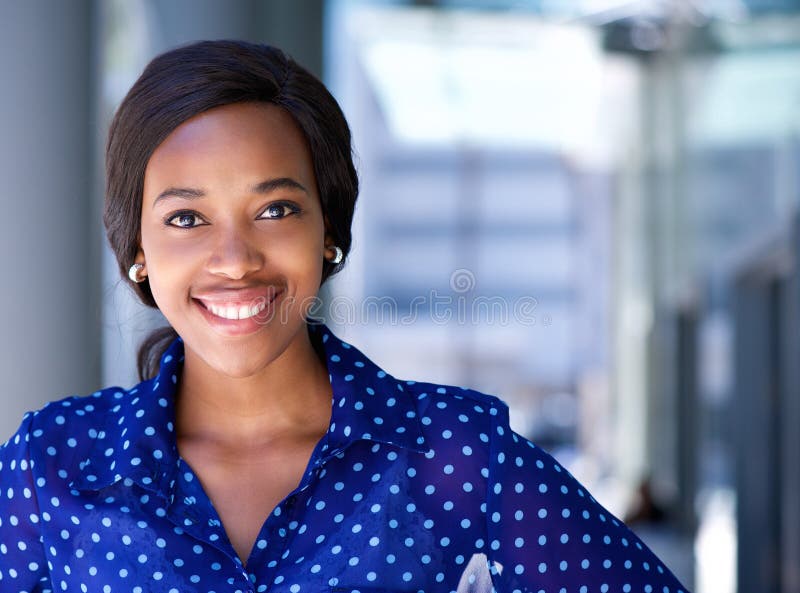 Close up ritratto di una felice donna d'affari sorridente al di fuori dell'ufficio.