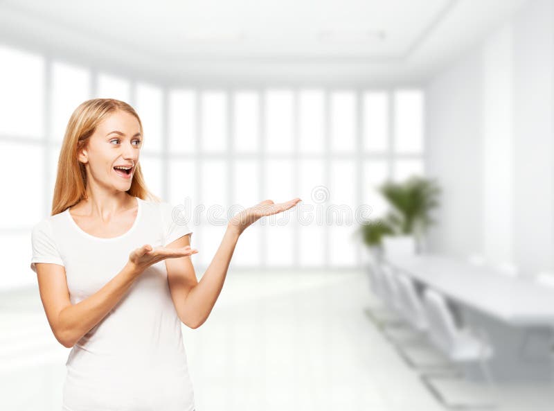 Happy businesswoman in the office royalty free stock images Happy businesswoman in the office royalty free stock images