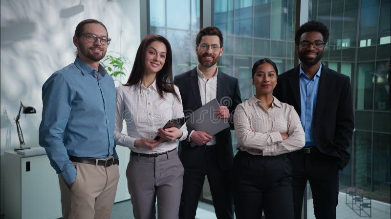 Happy Caucasian African American Indian femme d'affaires bureau portrait d'entreprise pose regarder la caméra banque de vidéos