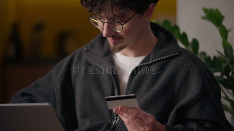 Happy Caucasian homme hipster acheteur tenant carte de crédit en ligne sans argent comptant client satisfait Internet banque de vidéos