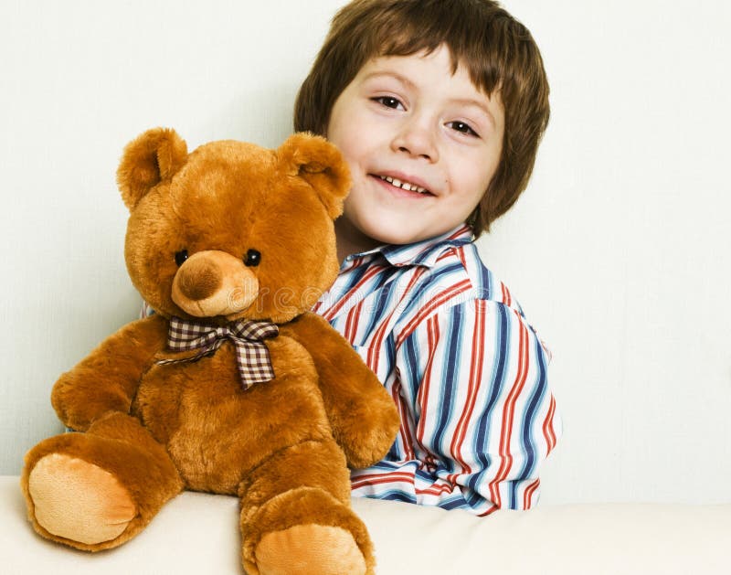 Portrét šťastné dítě s plyšovým medvědem.
