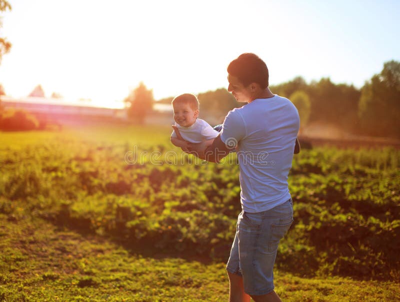 Glückliches Kind, Vater und Sohn, Spaß, halten die Hände auf Sonnenuntergang hintergrund.