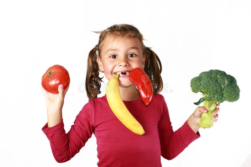 Bambino felice, mangiare sano, alimenti vegetali isolato su sfondo bianco.