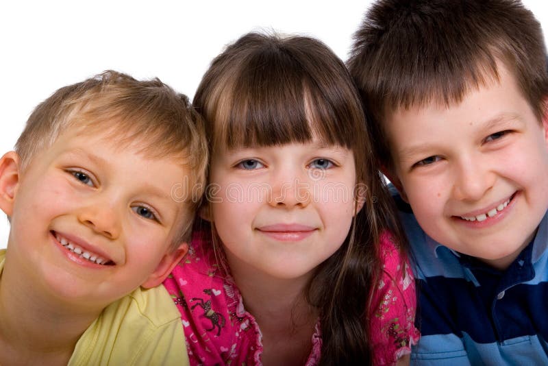 Portrét usmievavá tváre mladé dievča a dvaja mladí chlapci, izolované na bielom pozadí.