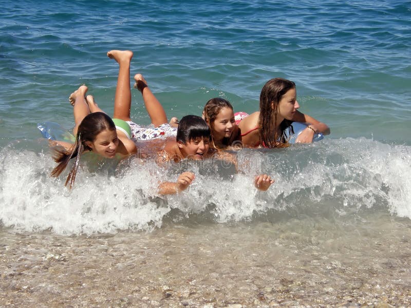 Frío joven chico las chicas (el mejor amigos, hermano hermanas) tener verano divertido flotante sobre el caballo ondas sobre el Croacia mar Adriatico el mar () .