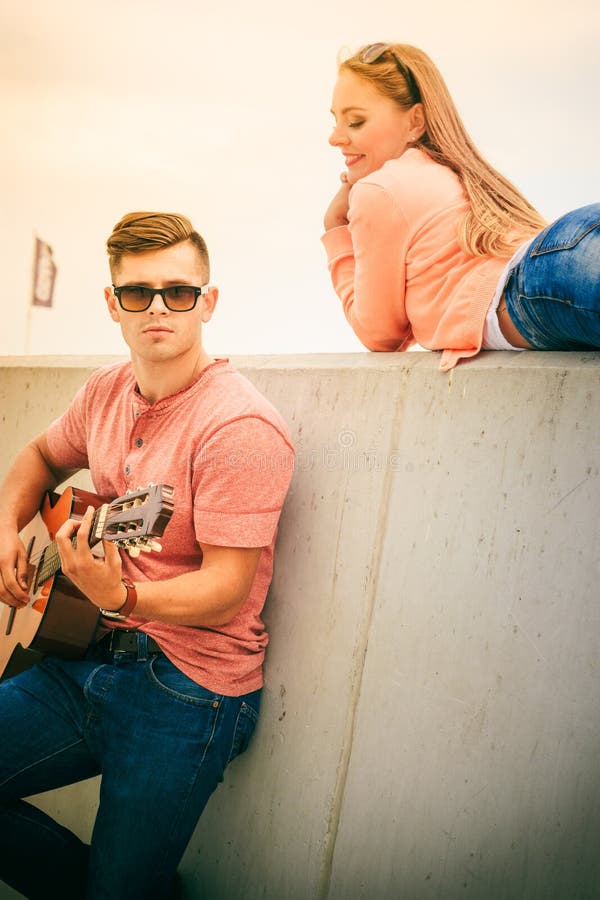 Happy couple with guitar outdoor royalty free stock photos Happy couple with guitar outdoor royalty free stock photos