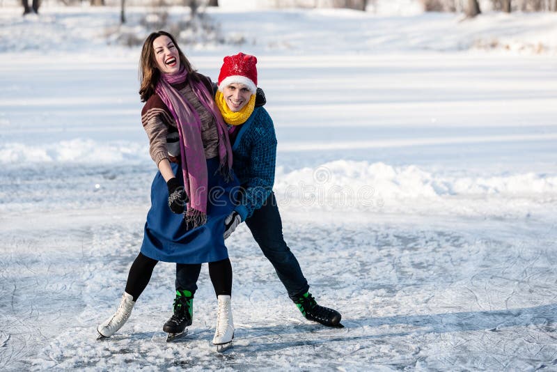 Ice fun. Влюбленные катаются на коньках. Фотосессия на катке пара. Зимняя фотосессия пары с коньками. Парочка катается на коньках.