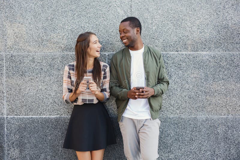 Happy couple hugging in city copy space royalty free stock photography Happy couple hugging in city copy space royalty free stock photography