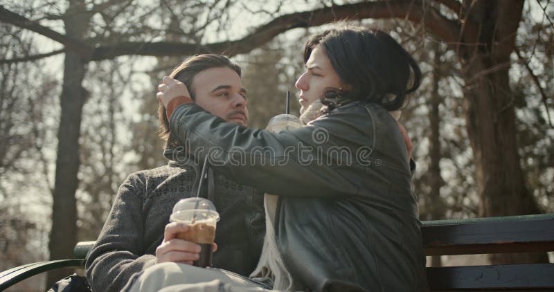 Happy Couple profite d'une journée ensoleillée d'hiver dans le parc avec café banque de vidéos