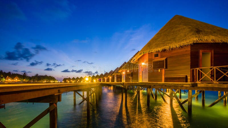 Disfrutar hermoso Playa a el mar en, noche.