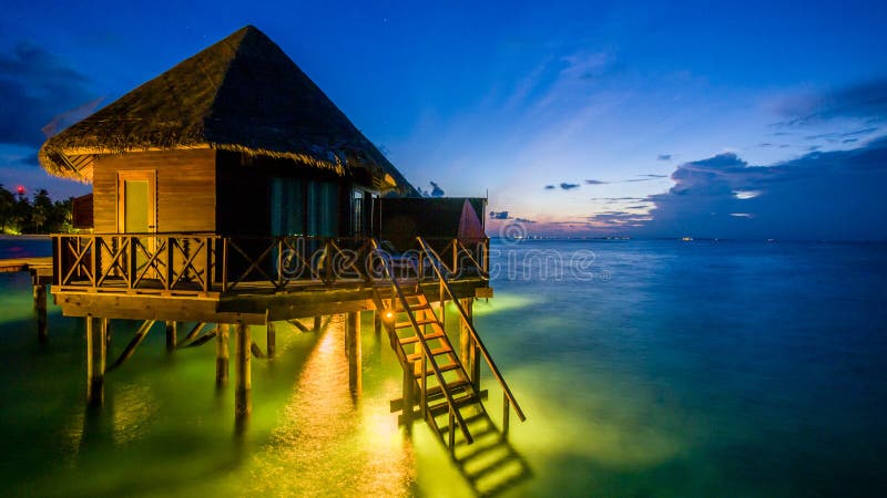 Godetevi la bellissima spiaggia e il mare, nelle Maldive, la visione notturna.