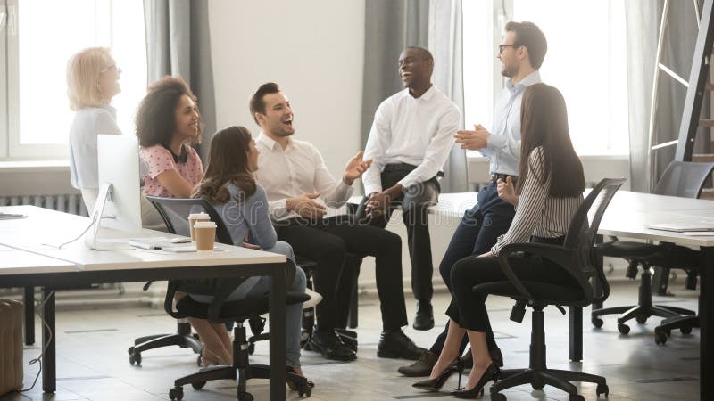 Contento diversificato il negozio un gruppo dipendenti divertirsi sorridente l'insegnante allenatore sul legale gruppo rompere contento amichevole multiculturale ufficio lavoratori tirocinanti battute sul istruzioni formazione.