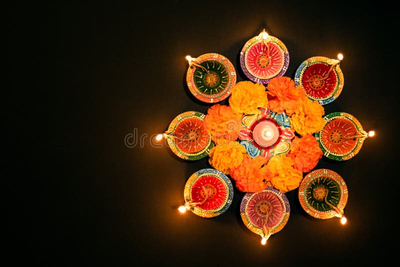 Happy Diwali - Οι λάμπες Κλέι Ντίγια άναψαν κατά τη διάρκεια του Dipavali, του Ινδουιστικού φεστιβάλ εορτασμού των φώτων Πολύχρωμ στοκ φωτογραφία με δικαίωμα ελεύθερης χρήσης