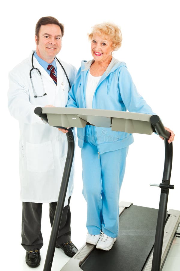 Salutare una donna sul tapis roulant, in piedi accanto suo medico.