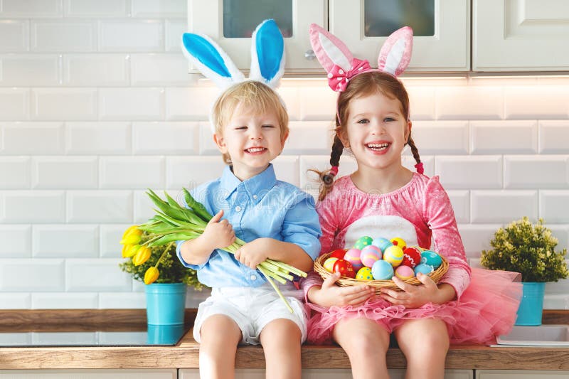 Feliz pascua de resurrección! ridículo chico a orejas liebre conseguir listo día festivo.