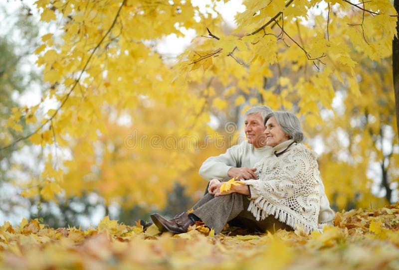 Feliz más viejo en otono naturaleza.