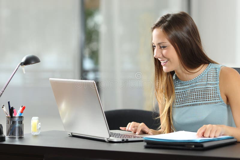 Happy entrepreneur working on line on a desk at home royalty free stock photography Happy entrepreneur working on line on a desk at home royalty free stock photography