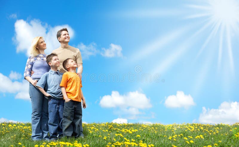 Famiglia sotto il cielo blu.