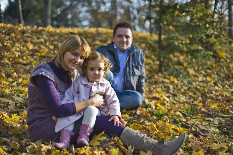 Familia retrato a a papá en en otono.