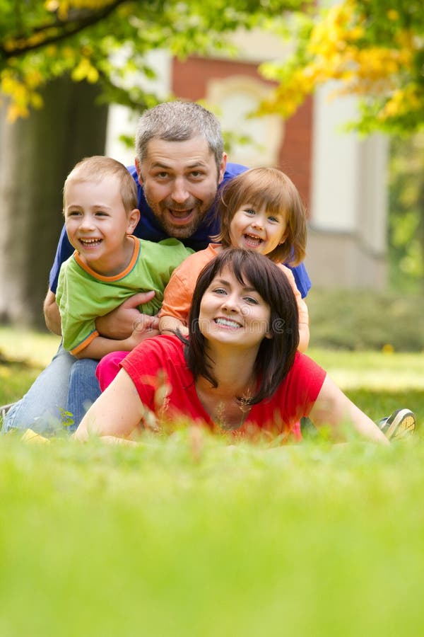 Hermoso externo retrato familia feliz.