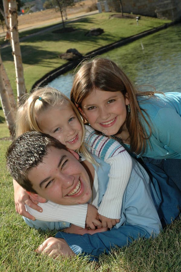 Fratello e sorelle palo e prendere un ritratto di famiglia.