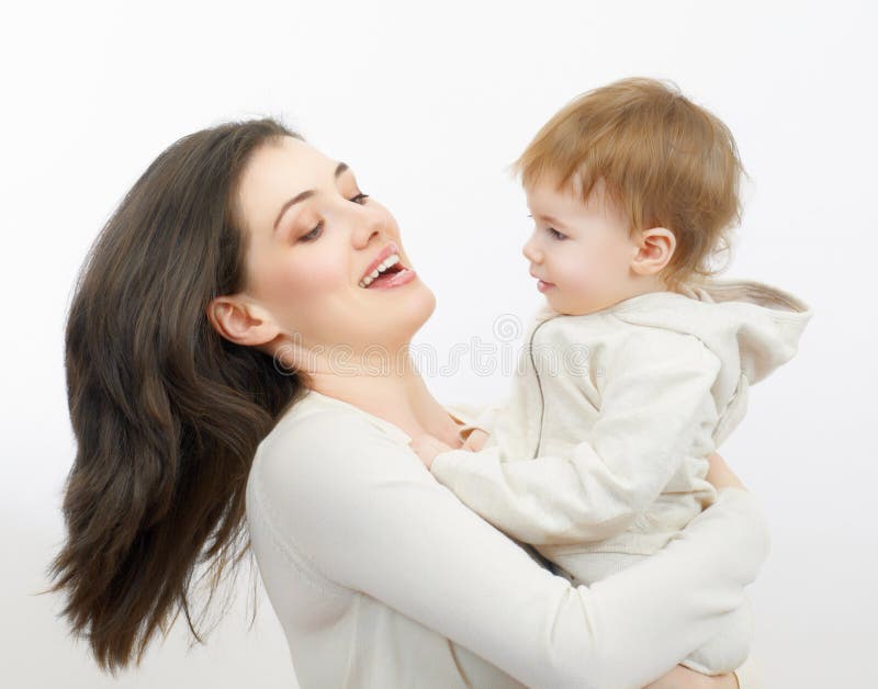 Feliz madre posesión su un nino.